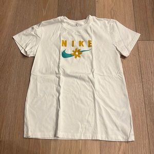 Nike basic women's tee